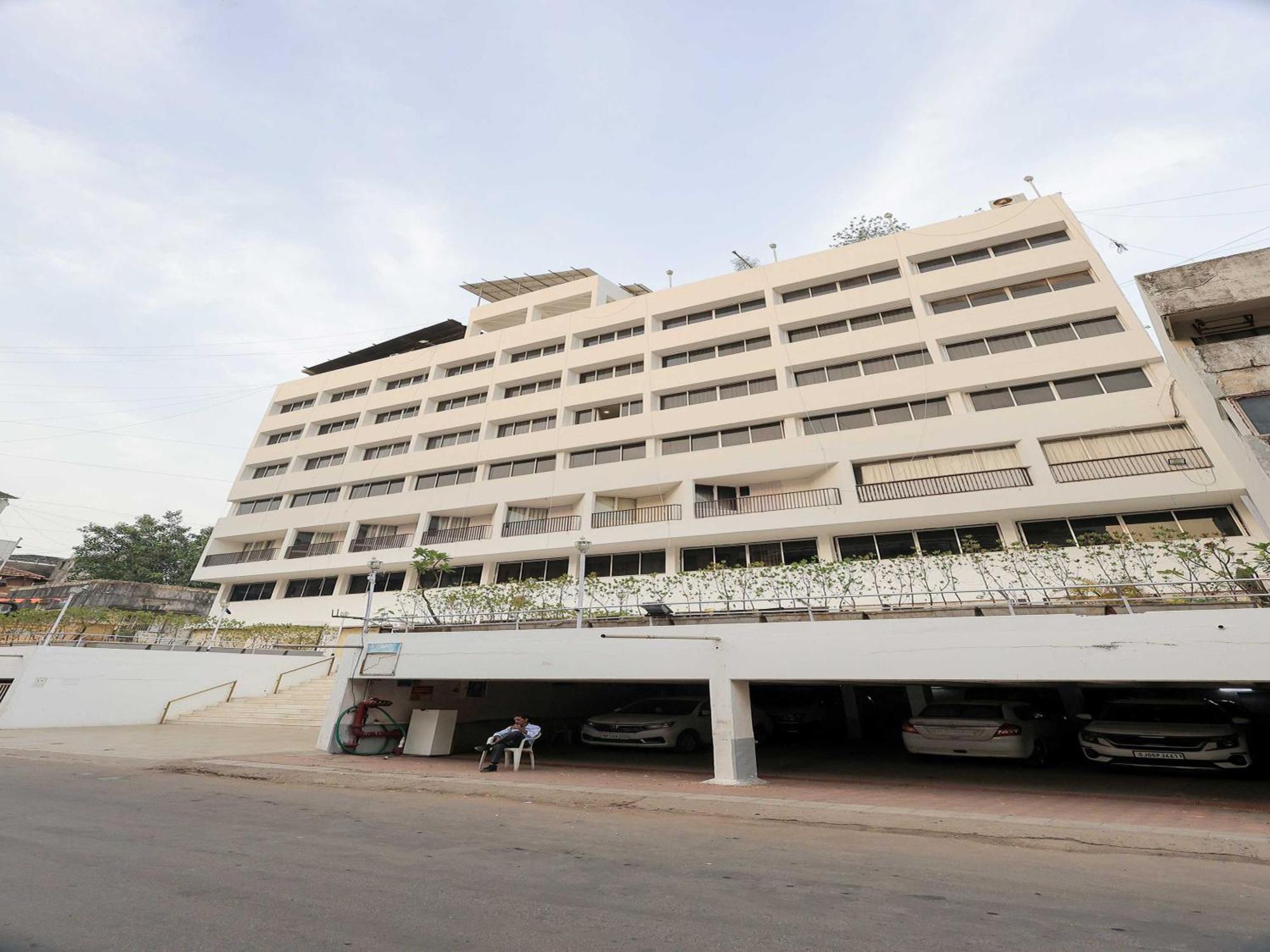 Palette Hotel Surya Vadodara Exterior foto
