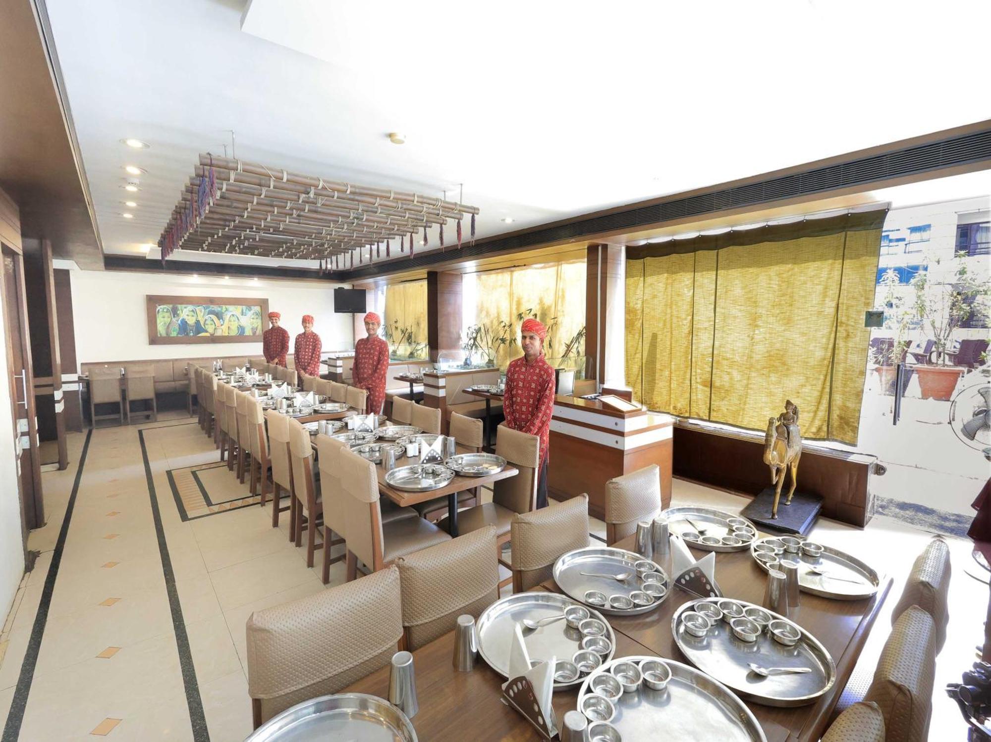 Palette Hotel Surya Vadodara Exterior foto